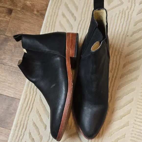 Classic Black Leather Ankle Booties with Elastic Panels - Picture 2 of 3